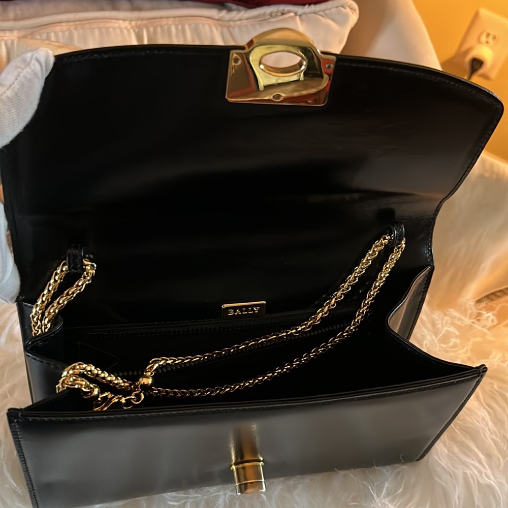 π₯π₯π₯Bally Handbag π₯π₯π₯π₯ - Picture 12 of 16